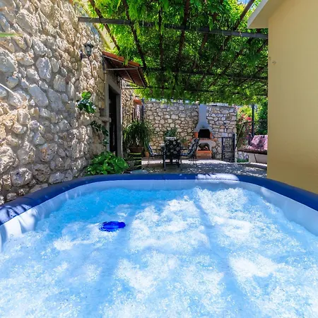 Holiday House With Private Jacuzzi 브리비르