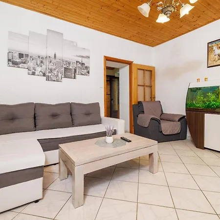 Holiday House With Private Jacuzzi Bribir (Primorje-Gorski Kotar)