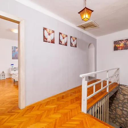 Holiday House With Private Jacuzzi Bribir (Primorje-Gorski Kotar)
